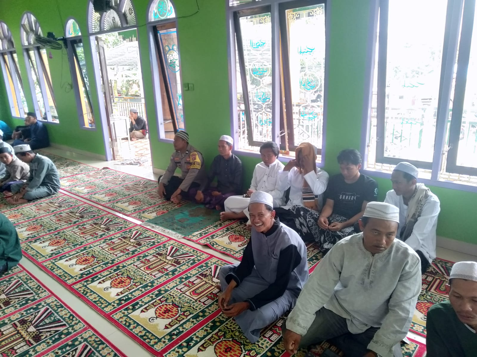Hadir di Masjid Al-Muhajirin Takaras Kota, Polsek Rakumpit Berikan Rasa Aman Ibadah Jum’at