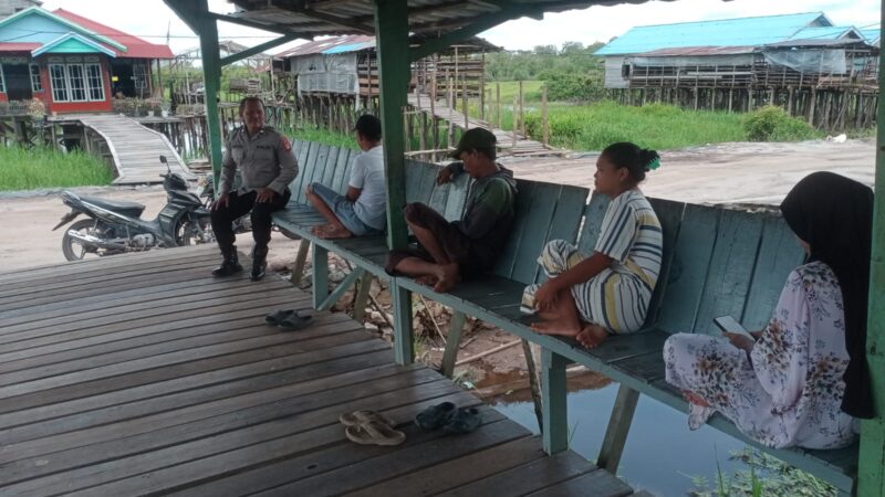 Jaga Kemitraan dengan Warga, Bhabinkamtibmas Polsek Sabangau Datangi Pemukiman Bereng Bengkel