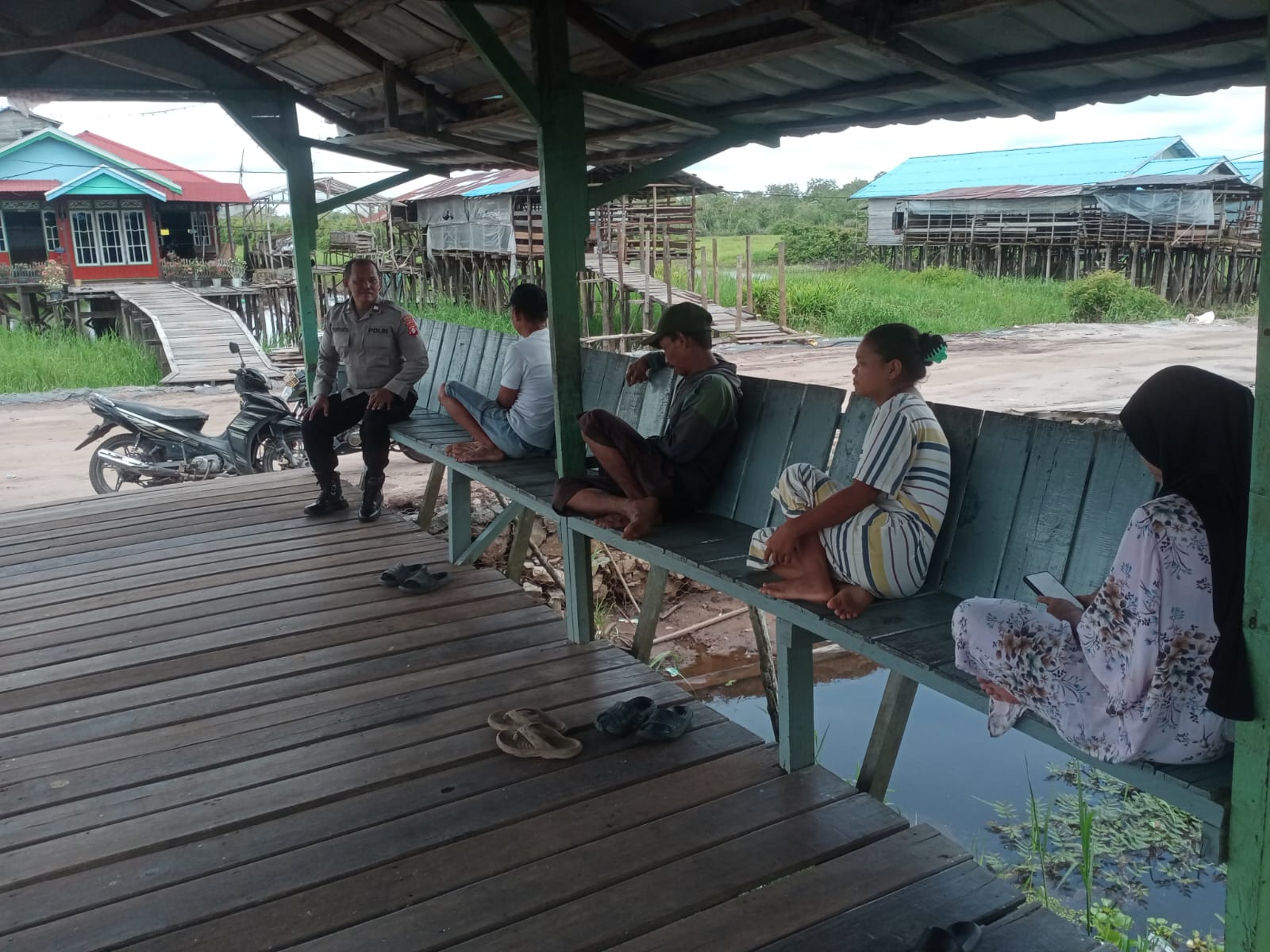 Jaga Kemitraan dengan Warga, Bhabinkamtibmas Polsek Sabangau Datangi Pemukiman Bereng Bengkel