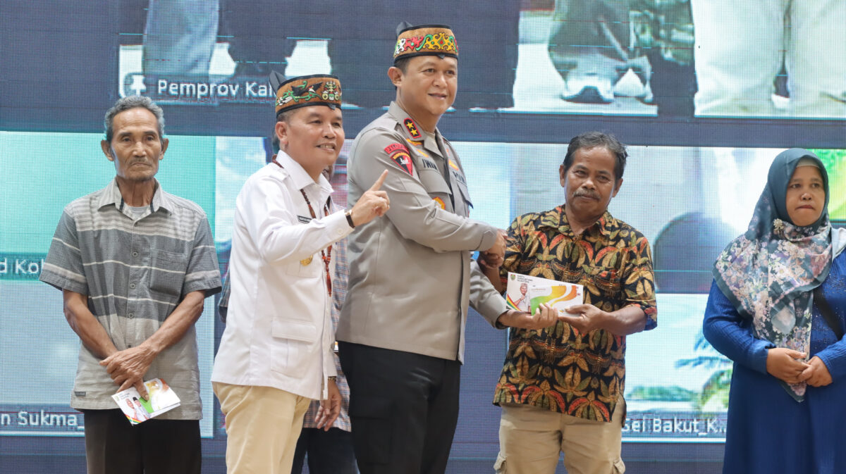 Dukung Program Kartu Huma Betang Sejahtera, Kapolda Kalteng: Semoga Bantuan ini Bisa Bermanfaat Untuk Masyarakat