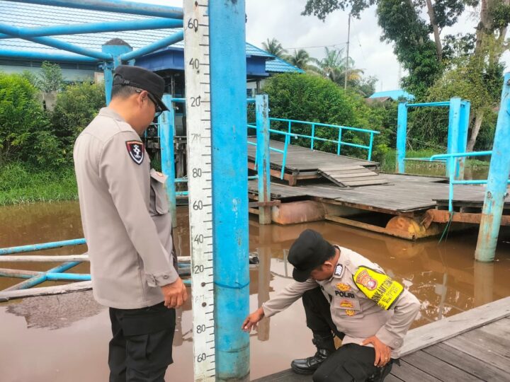 Monitoring Debit Air Sungai Rungan, Polsek Bukit Batu Pantau Potensi Banjir di Tangkiling