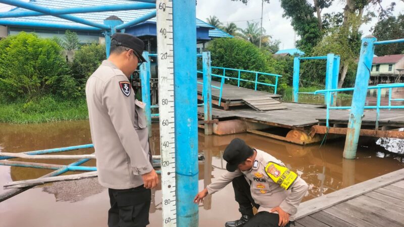 Monitoring Debit Air Sungai Rungan, Polsek Bukit Batu Pantau Potensi Banjir di Tangkiling