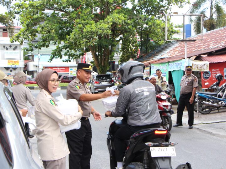 Polri Tebar Keberkahan Ramadan, Rumkit Bhayangkara Bagikan Takjil Gratis kepada Masyarakat