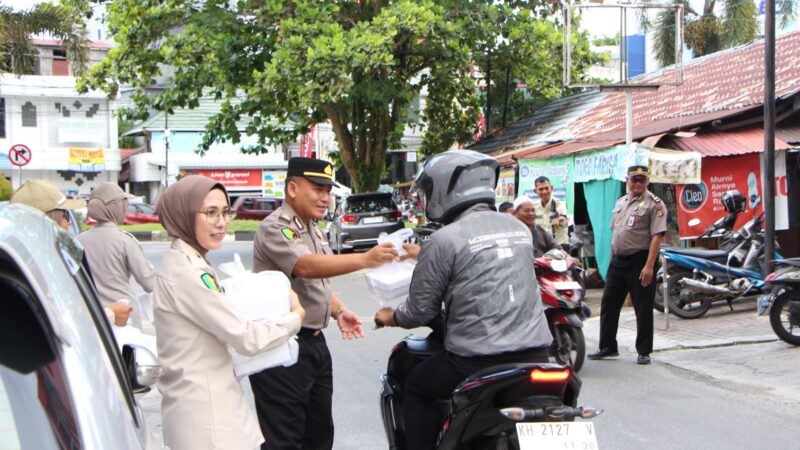 Polri Tebar Keberkahan Ramadan, Rumkit Bhayangkara Bagikan Takjil Gratis kepada Masyarakat