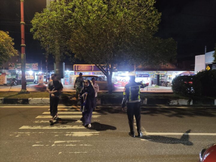 Jaga Kondusivitas Tarawih, Personel Polresta Palangka Raya Amankan Masjid Salahuddin