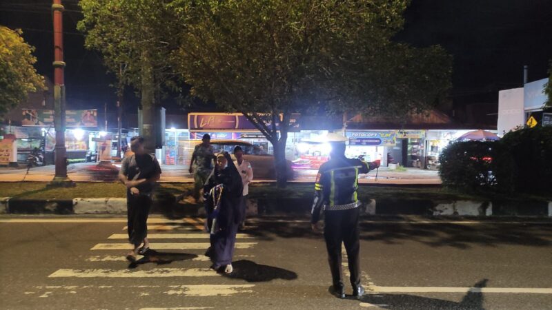 Jaga Kondusivitas Tarawih, Personel Polresta Palangka Raya Amankan Masjid Salahuddin