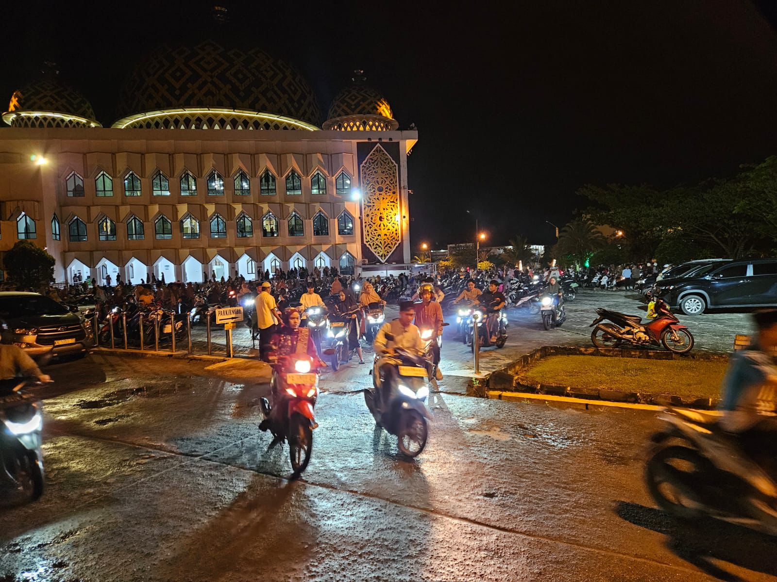 Pastikan Ibadah Tarawih Berjalan Aman, Personel Polresta Palangka Raya Laksanakan Pengamanan di Masjid Raya Darussalam