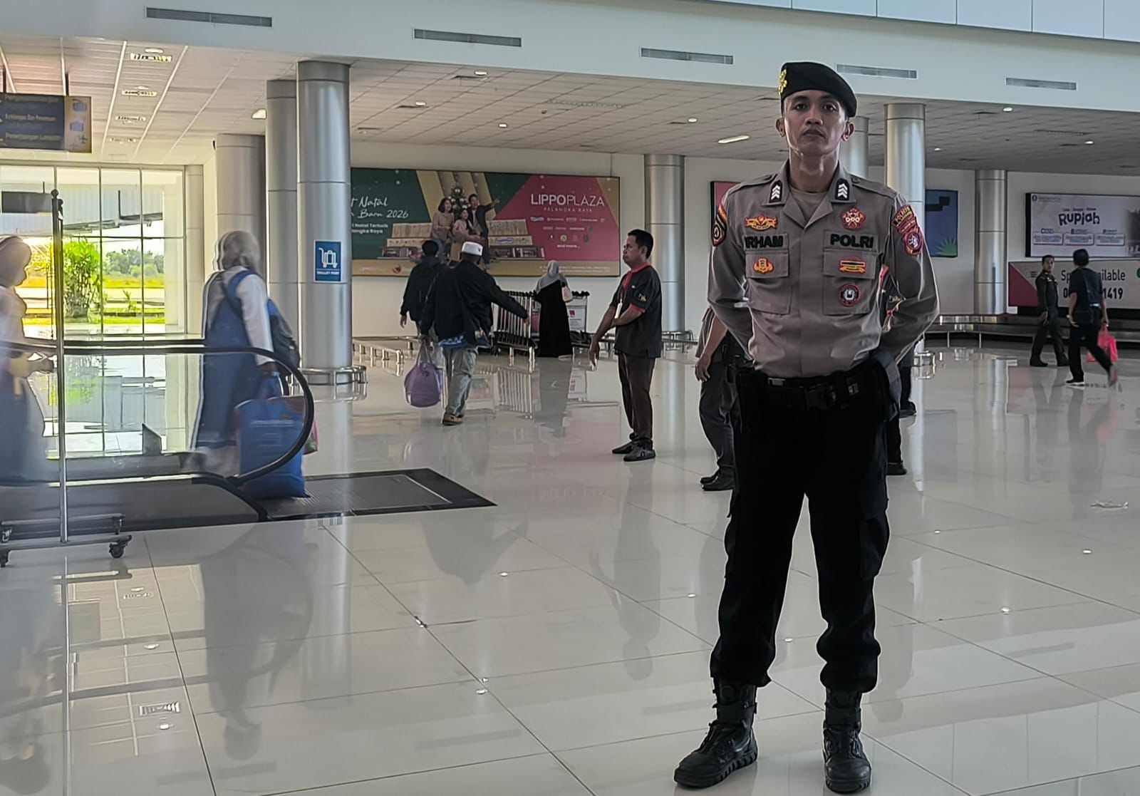 Demi Rasa Aman, Anggota Satpamobvit Polresta Palangka Raya Berjaga di Bandara Tjilik Riwut
