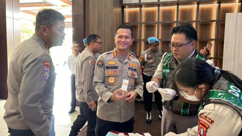 Pastikan Bersih dari Narkoba, Kapolda Kalteng dan Pejabat Utama Lakukan Tes Urine