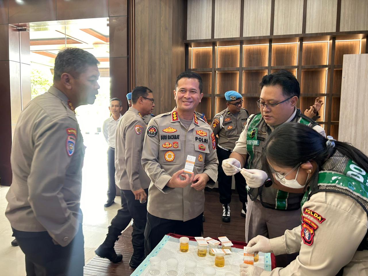 Pastikan Bersih dari Narkoba, Kapolda Kalteng dan Pejabat Utama Lakukan Tes Urine