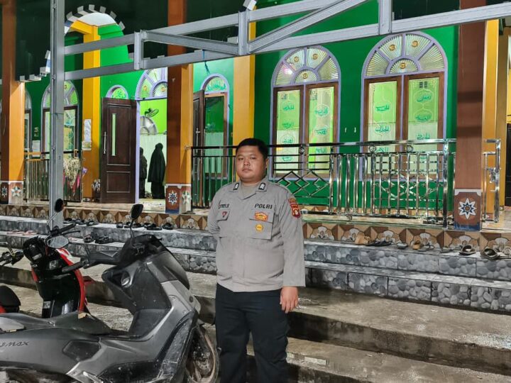 Amankan Sholat Tarawih, Personel Polsek Rakumpit Jaga Masjid Al-Muhajirin