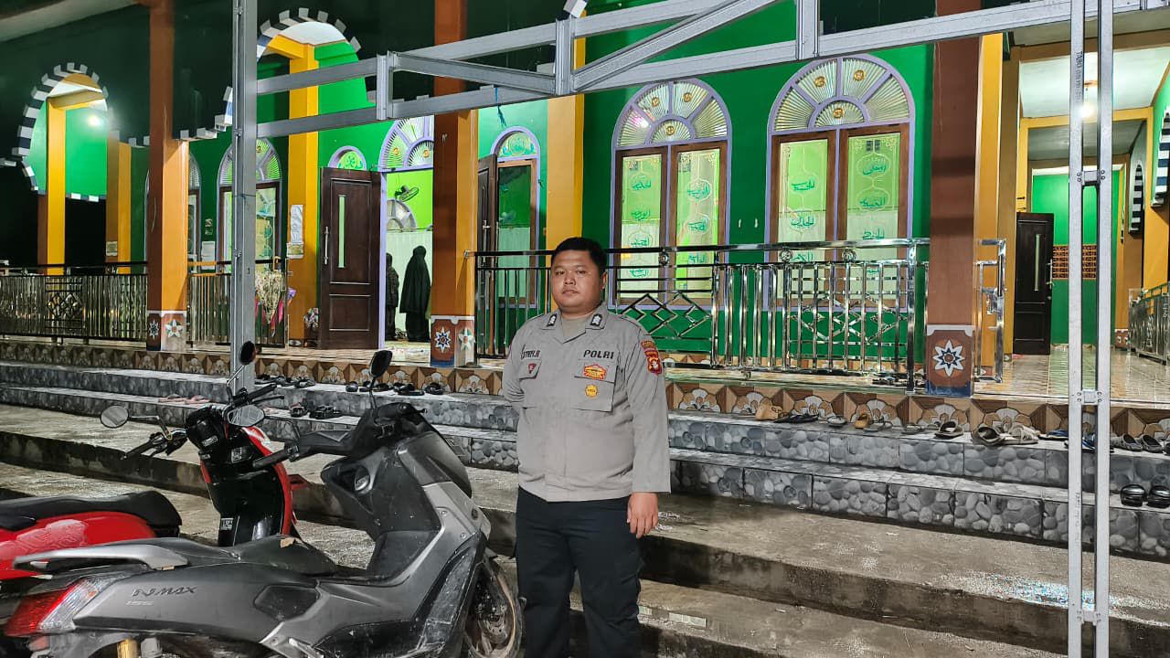 Amankan Sholat Tarawih, Personel Polsek Rakumpit Jaga Masjid Al-Muhajirin