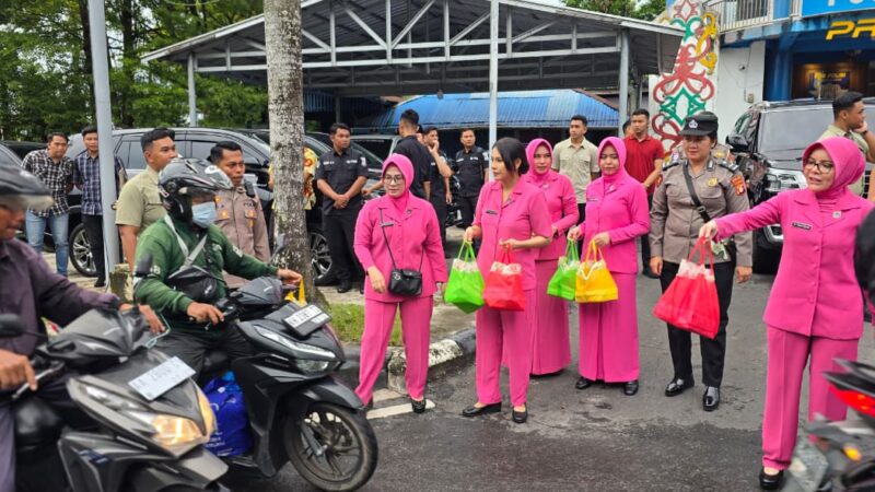 Berkah Ramadan, Polda Kalteng Bagikan Ratusan Takjil Gratis untuk Masyarakat