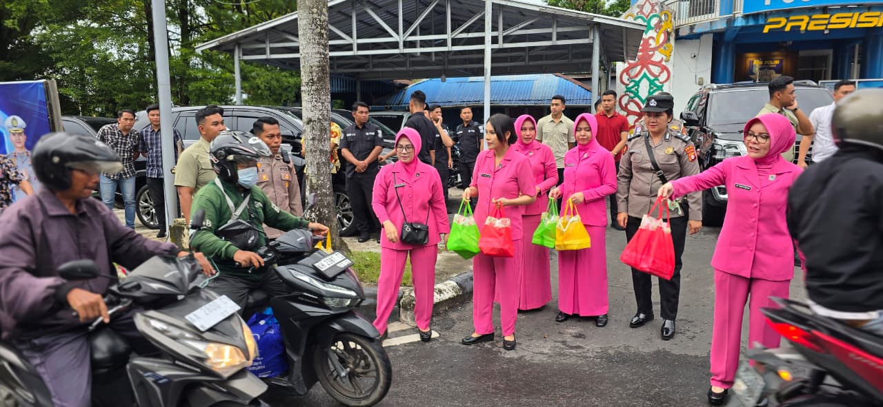 Berkah Ramadan, Polda Kalteng Bagikan Ratusan Takjil Gratis untuk Masyarakat