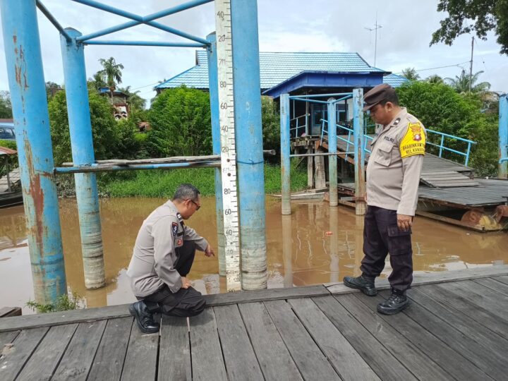 Pantau Debit Sungai Rungan, Anggta Polsek Bukit Batu Lakukan Monitoring di Tangkiling