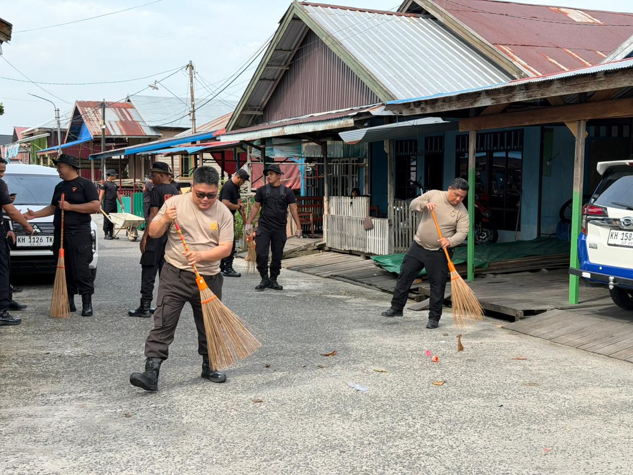 Polresta Palangka Raya Laksanakan Kurve Gerakan Indonesia Asri di Komplek Sosial