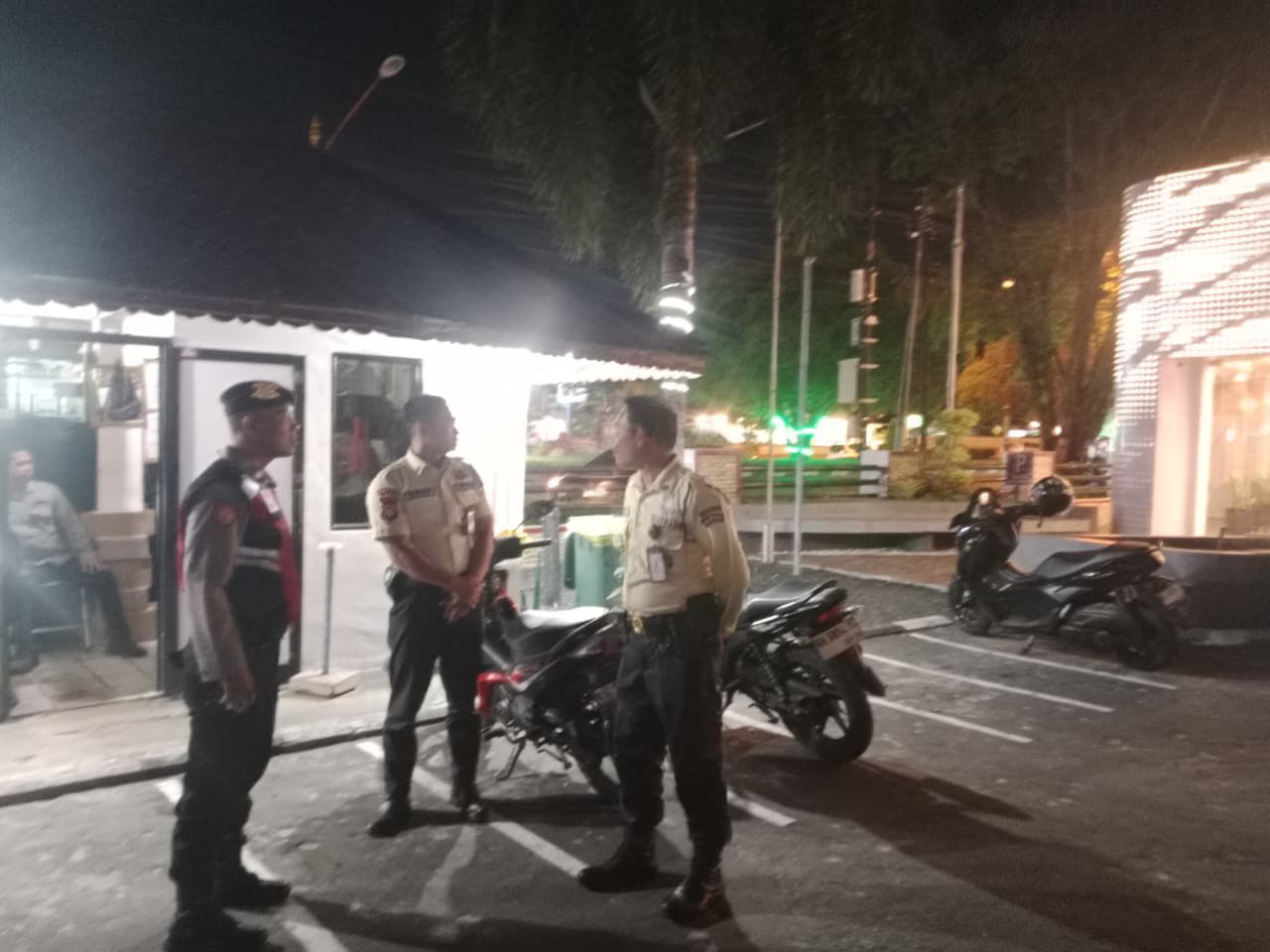 Perkuat Keamanan, Patroli Personel Samapta Polresta Palangka Raya Patroli ke Kantor Bank Kalteng