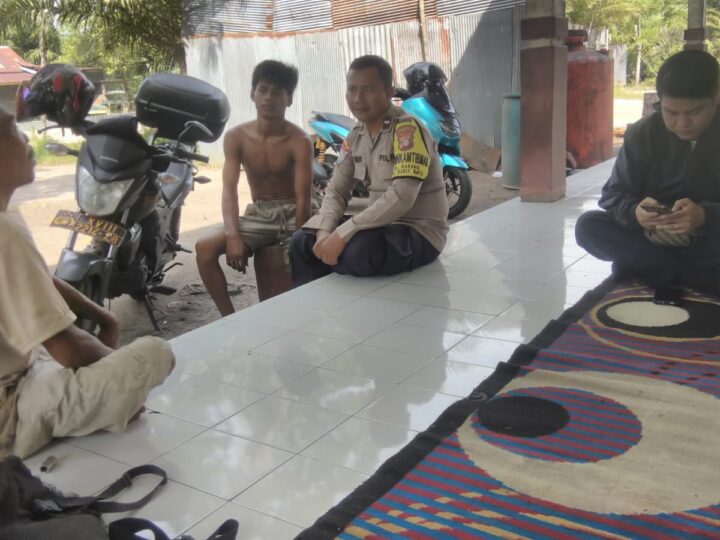 Sambangi Bengkel Truk di Marang, Bhabinkamtibmas Polsek Bukit Batu Sosialisasikan Layanan 110 Polri