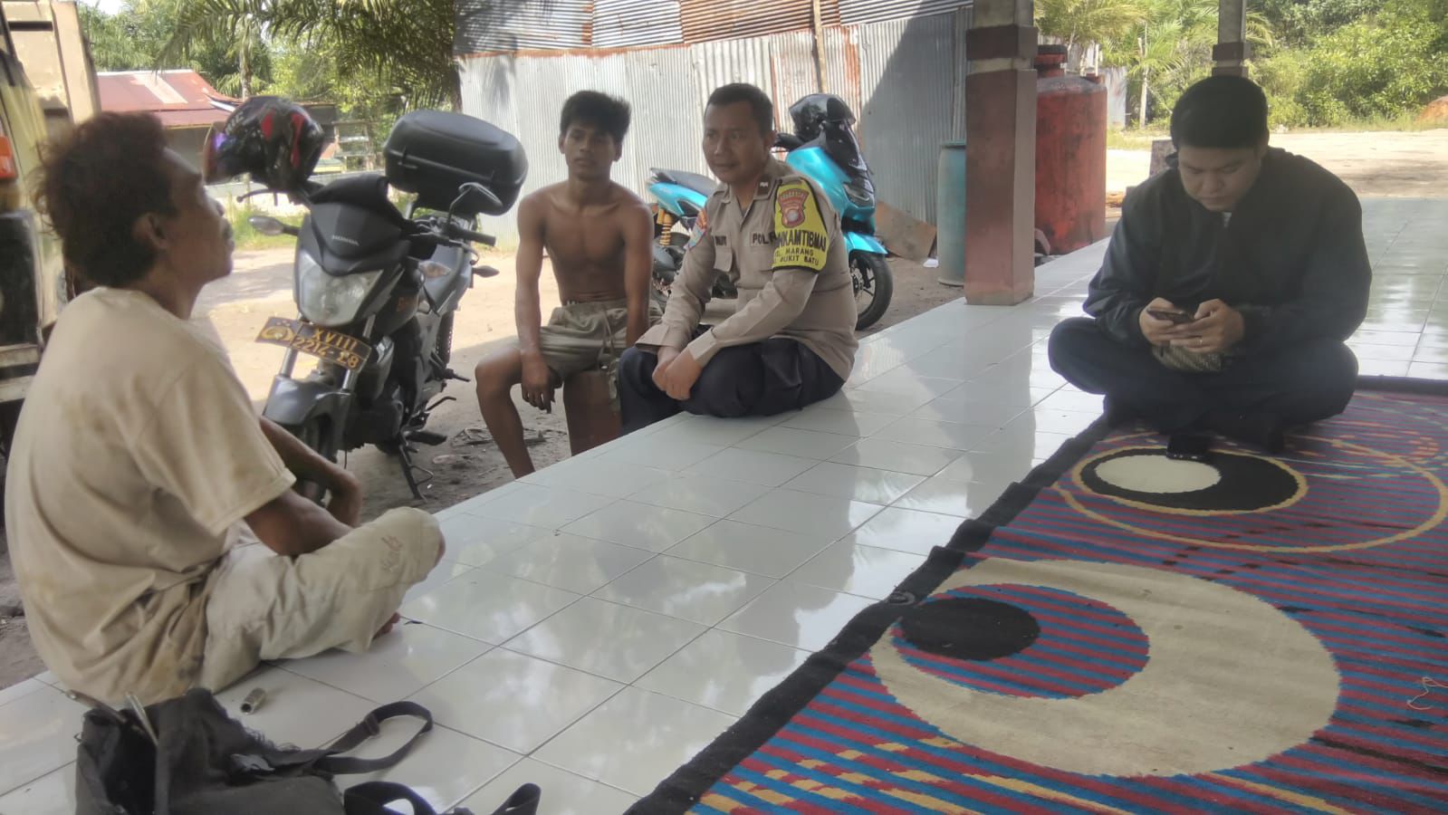 Sambangi Bengkel Truk di Marang, Bhabinkamtibmas Polsek Bukit Batu Sosialisasikan Layanan 110 Polri