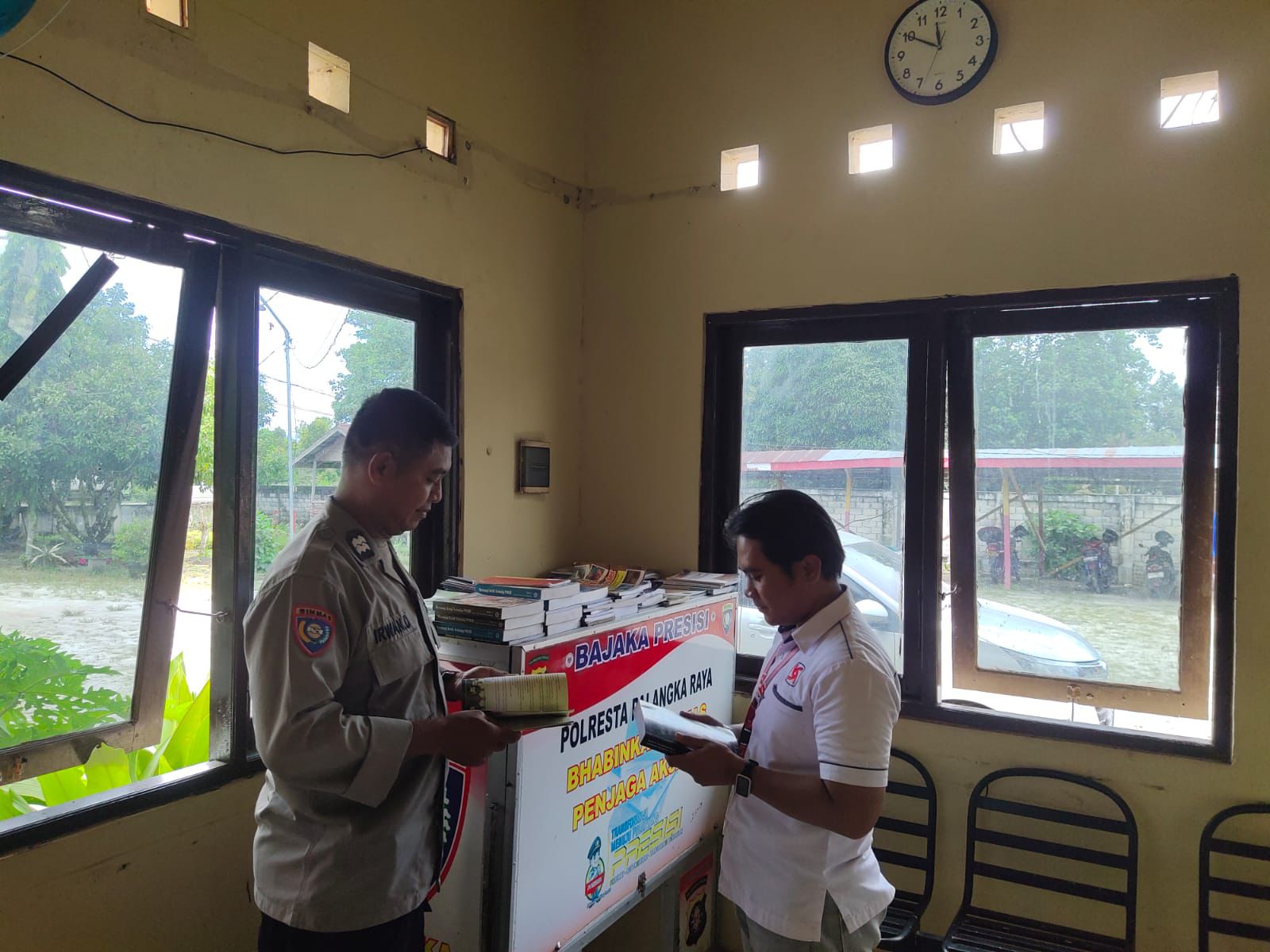 Dukung Literasi di Masyarakat, Bhabinkamtibmas Polsek Sabangau Operasikan Motor Bajaka Presisi