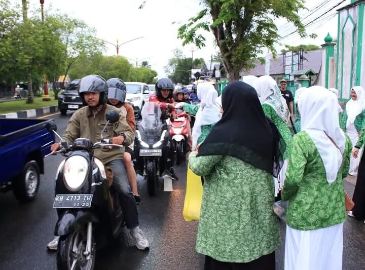 Ramadan Berkah: Fatayat NU Kalteng Tebar Kebaikan di Jalanan Kota Palangka Raya