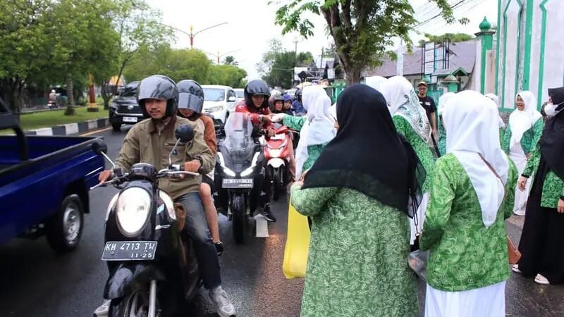 Ramadan Berkah: Fatayat NU Kalteng Tebar Kebaikan di Jalanan Kota Palangka Raya