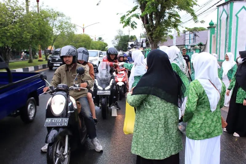 Ramadan Berkah: Fatayat NU Kalteng Tebar Kebaikan di Jalanan Kota Palangka Raya
