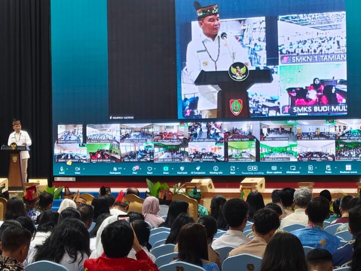 Wujudkan Kalteng Maju 2026, Gubernur Agustiar Sabran Salurkan Seragam Gratis bagi 60 Ribu Siswa