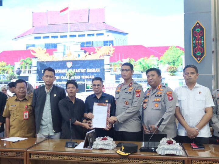 Kedepankan Sisi Humanis, Polda Kalteng Kawal Aksi Unras di Kantor DPRD