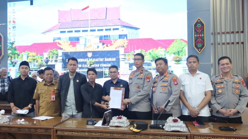 Kedepankan Sisi Humanis, Polda Kalteng Kawal Aksi Unras di Kantor DPRD