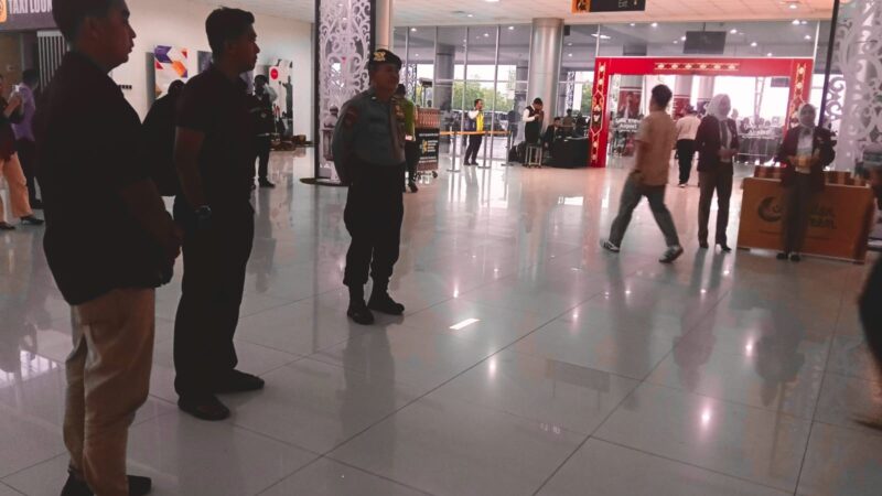 Satpamobvit Polresta Palangka Raya Gelar Patroli Jalan Kaki Di Lokasi Bandara Tjilik Riwut