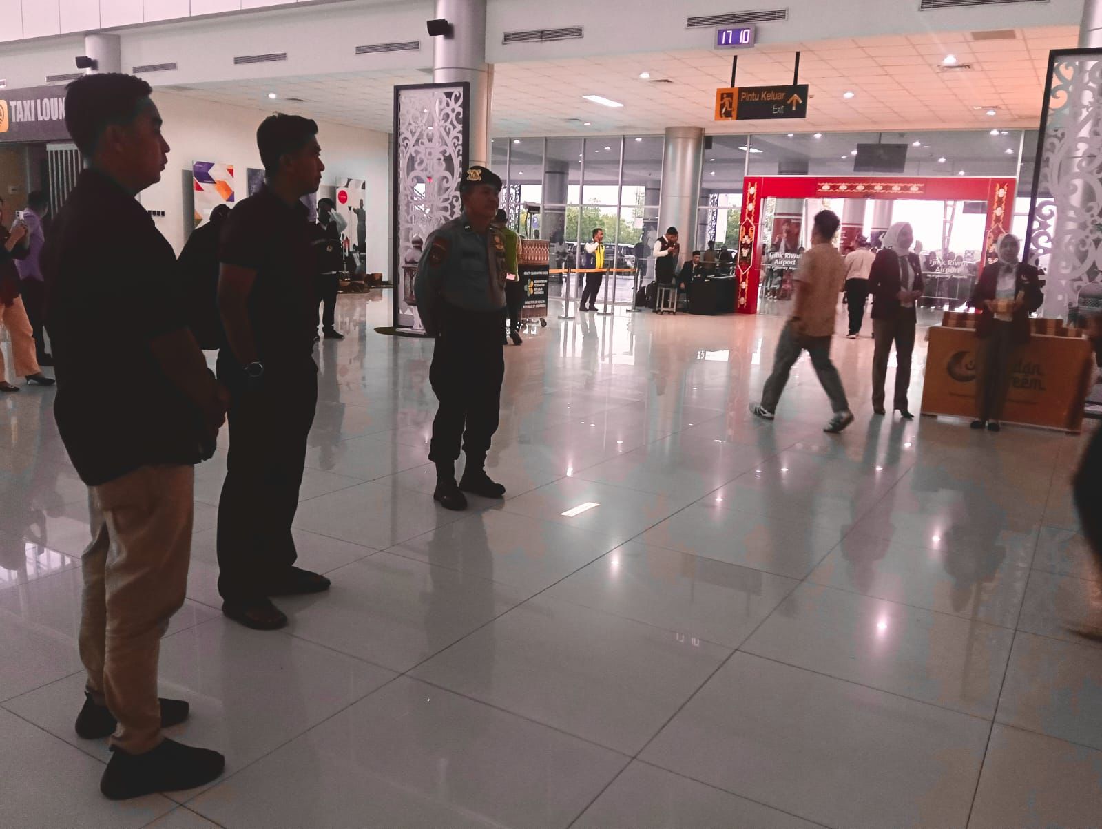 Satpamobvit Polresta Palangka Raya Gelar Patroli Jalan Kaki Di Lokasi Bandara Tjilik Riwut