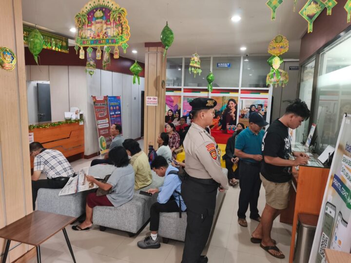 Anggota Satpamobvit Polresta Palangka Raya Intensifkan Pengamanan Bank di Wilayah Hukumnya