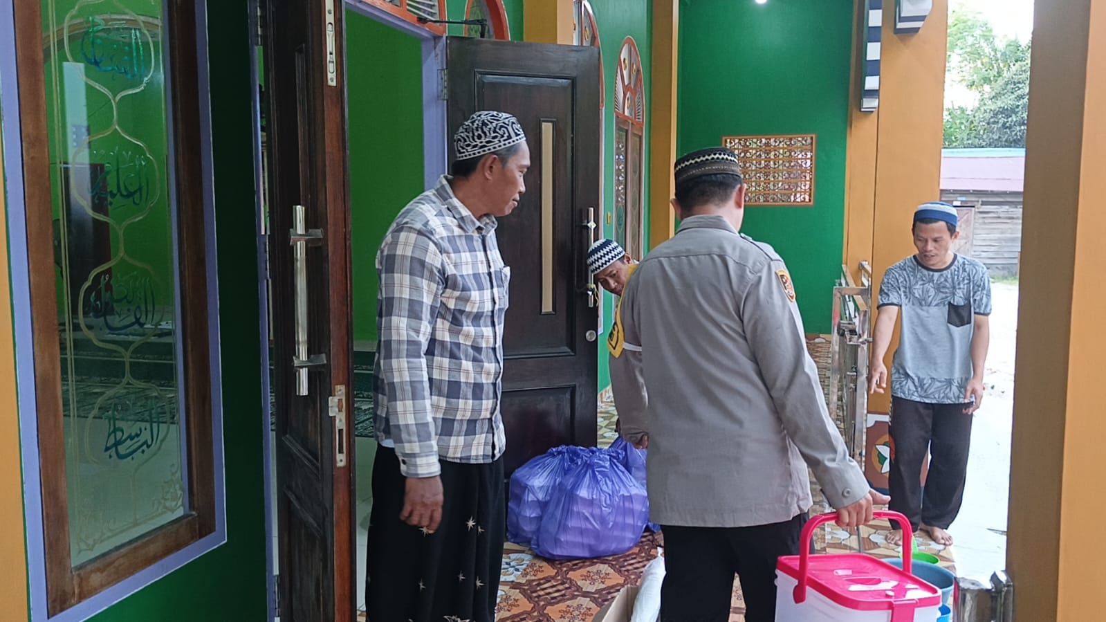 Personel Polsek Rakumpit Bagikan Takjil kepada Warga di Masjid Al-Muhajirin