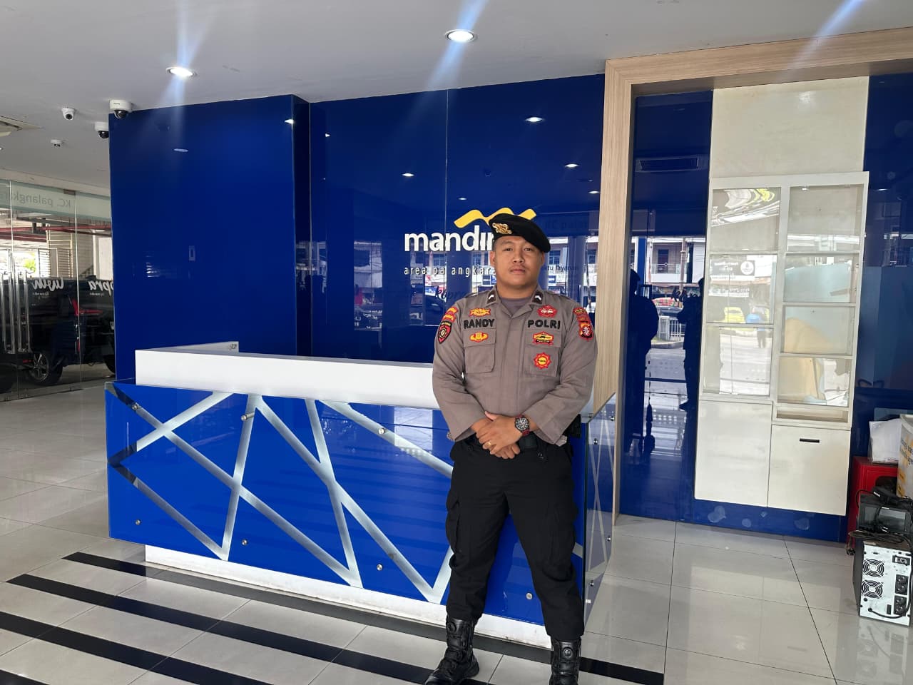 Berikan Imbauan Kamtibmas, Satpamobvit Polresta Palangka Raya Sambangi Nasabah dan Petugas Bank