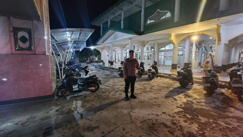 Jaga Kekhusyukan Tarawih, Polresta Palangka Raya Laksanakan Pengamanan di Masjid Al-Furqon