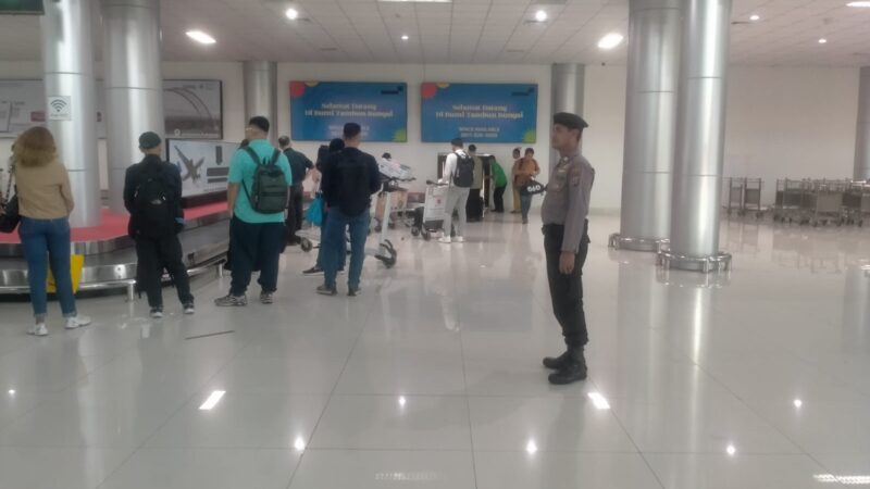 Pelihara Keamanan, Personel Satpamobvit Polresta Palangka Raya Bersiaga di Area Bandara Tjilik Riwut