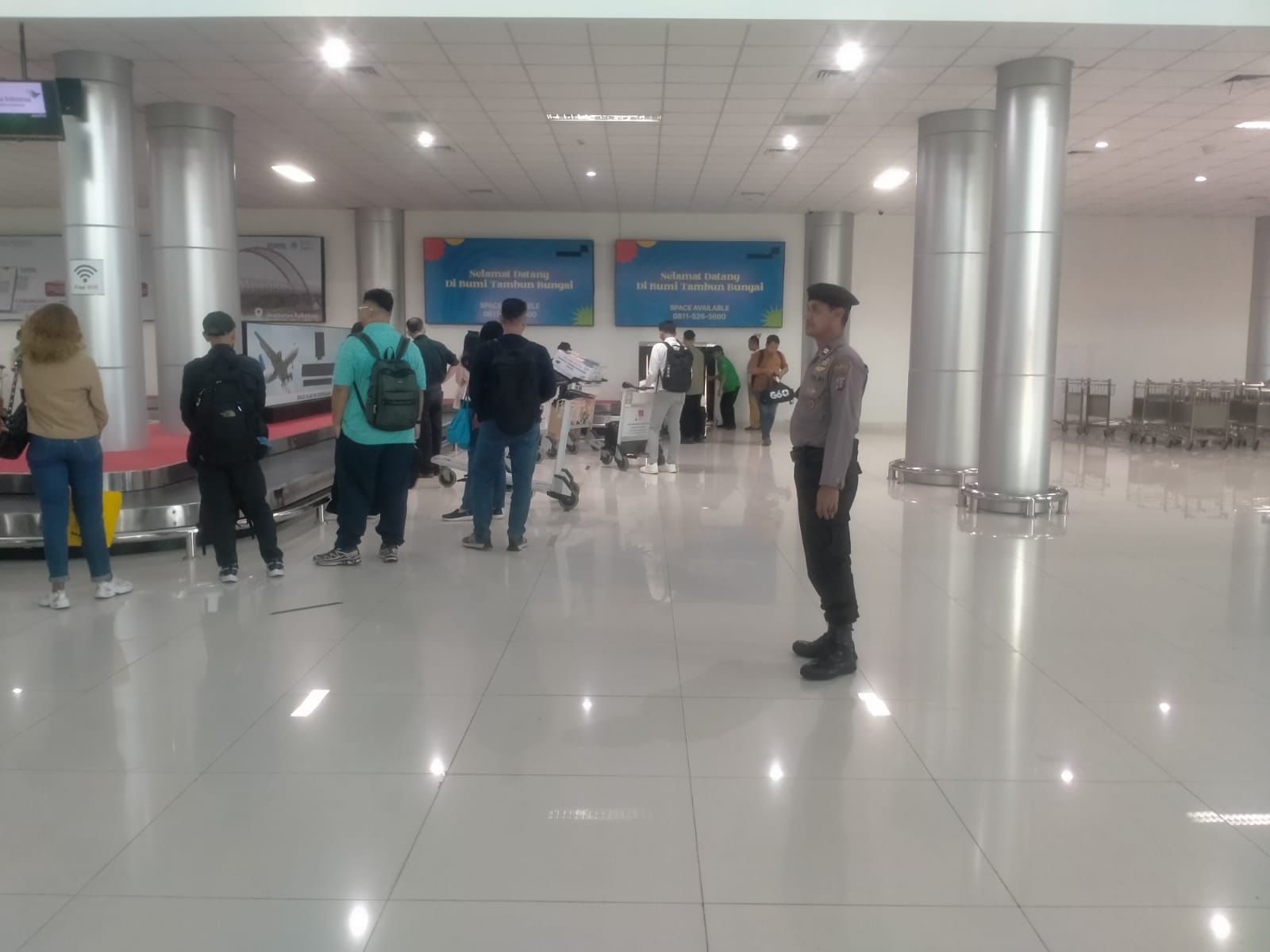 Pelihara Keamanan, Personel Satpamobvit Polresta Palangka Raya Bersiaga di Area Bandara Tjilik Riwut