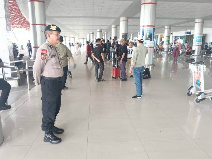 Personel Satpamobvit Polresta Palangka Raya Tingkatkan Pengawasan Keamanan di Bandara Tjilik Riwut