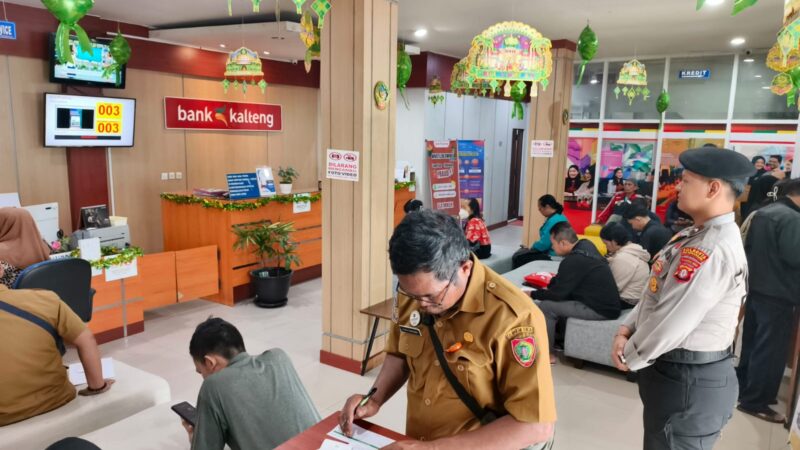 Berikan Rasa Aman, Satpamobvit Polresta Palangka Raya Pantau Aktivitas Nasabah Bank