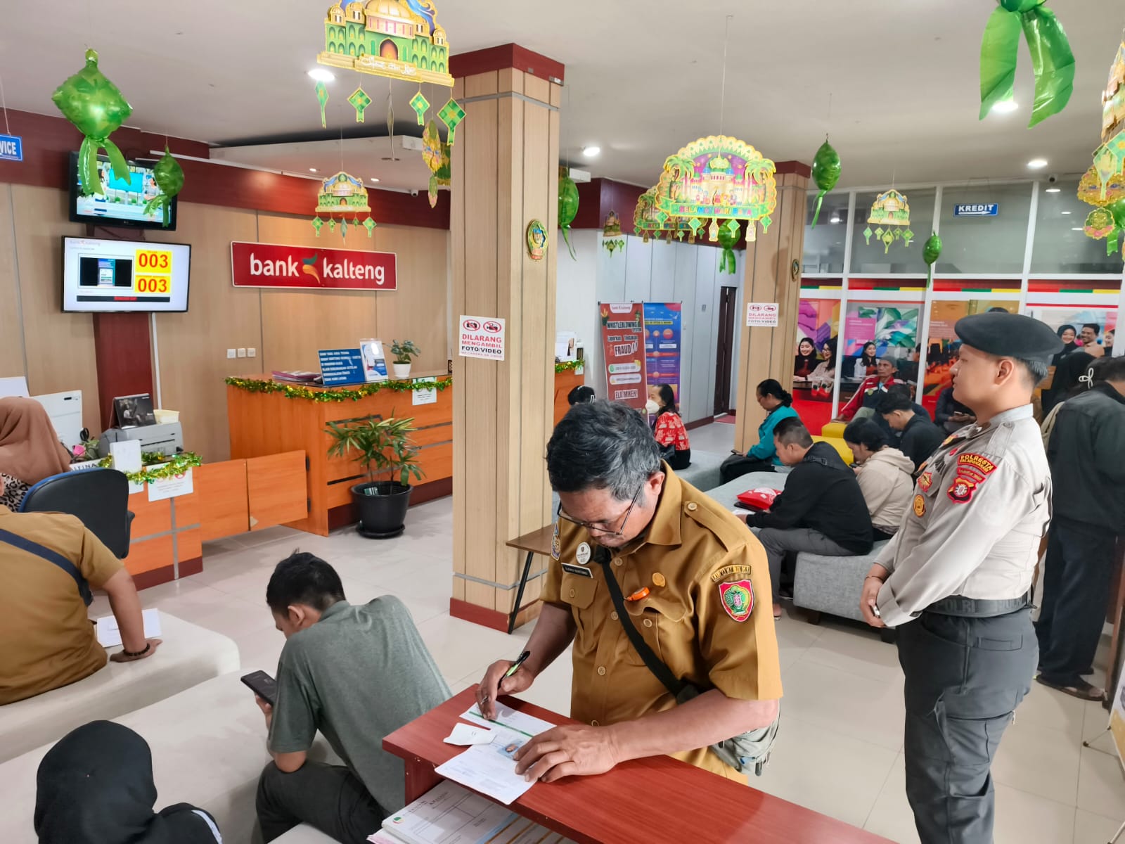 Berikan Rasa Aman, Satpamobvit Polresta Palangka Raya Pantau Aktivitas Nasabah Bank