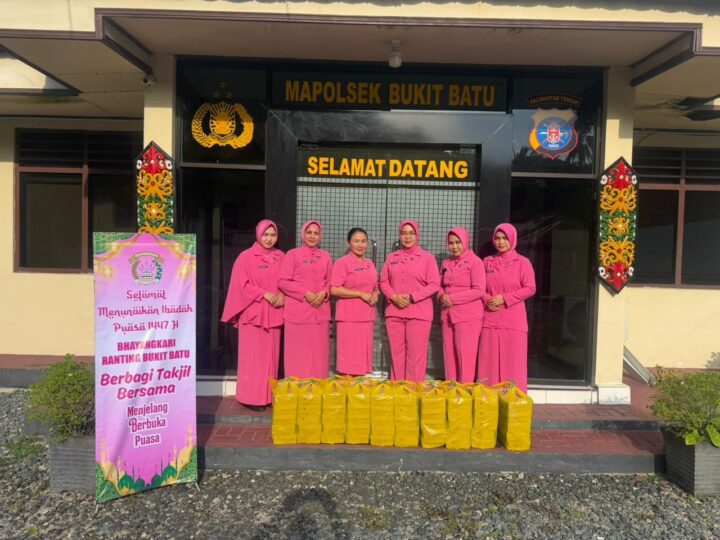 Polri Peduli Ramadan, Kapolsek Bukit Batu dan Bhayangkari Bagikan Takjil kepada Pengendara