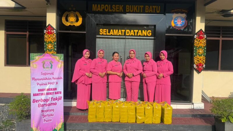Polri Peduli Ramadan, Kapolsek Bukit Batu dan Bhayangkari Bagikan Takjil kepada Pengendara