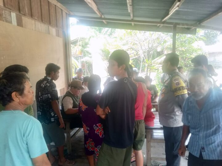 Bhabinkamtibmas Polsek Rakumpit Monitoring Pembagian Kartu Huma Betang Sejahtera di Petuk Barunai