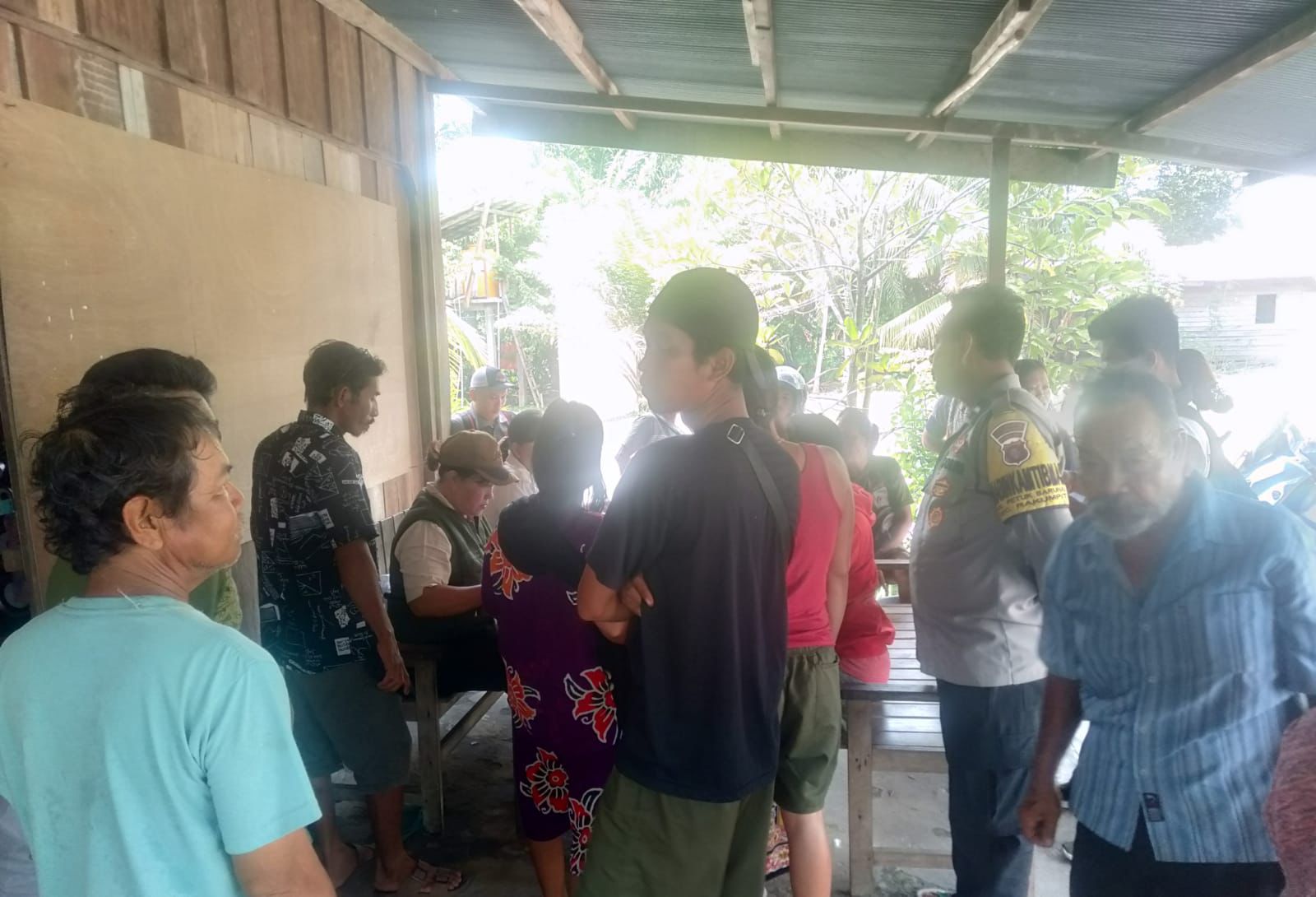 Bhabinkamtibmas Polsek Rakumpit Monitoring Pembagian Kartu Huma Betang Sejahtera di Petuk Barunai