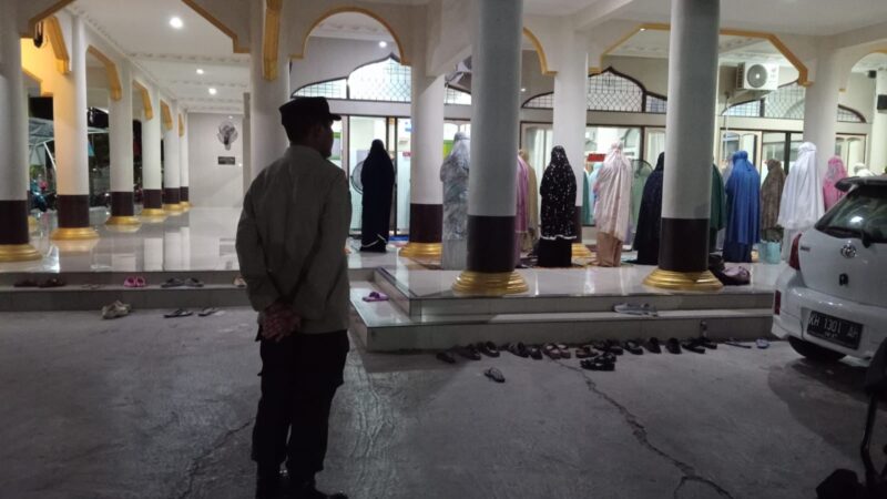 Datangi Masjid Al-Furqon, Personel Polresta Palangka Raya Jaga Keamanan Ibadah Tarawih