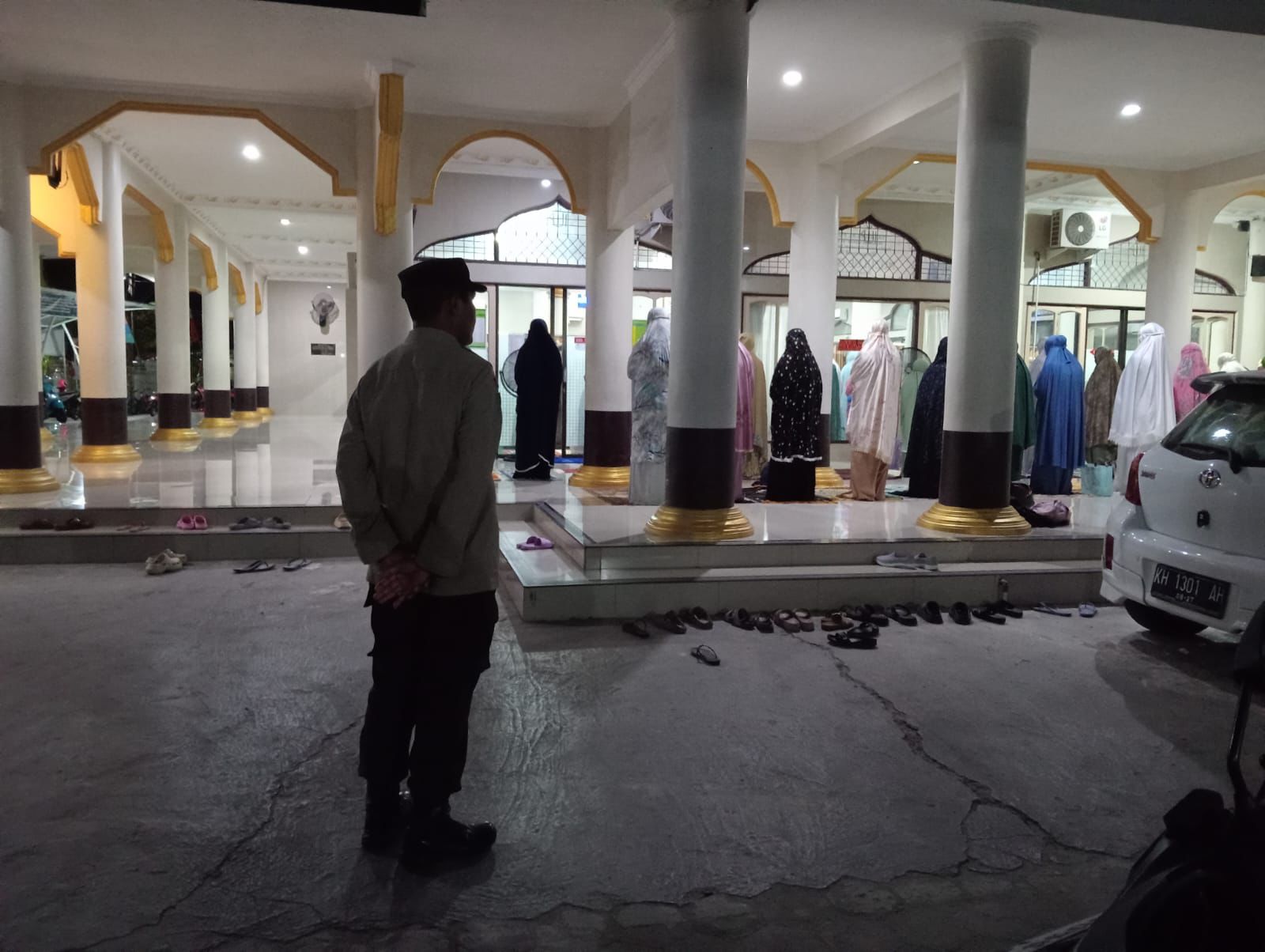 Datangi Masjid Al-Furqon, Personel Polresta Palangka Raya Jaga Keamanan Ibadah Tarawih