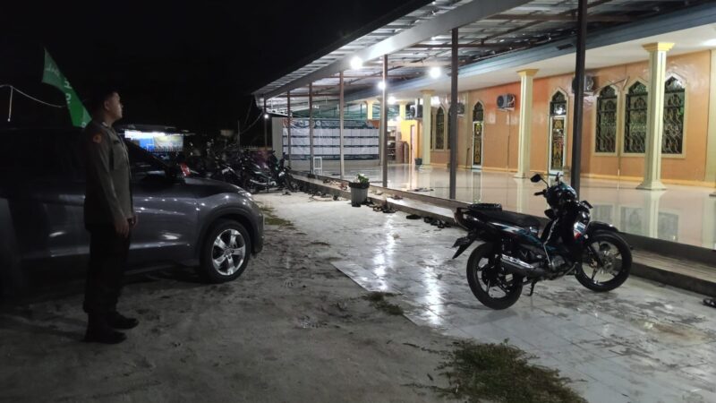 Personel Polresta Palangka Raya Amankan Salat Tarawih di Masjid Salahuddin