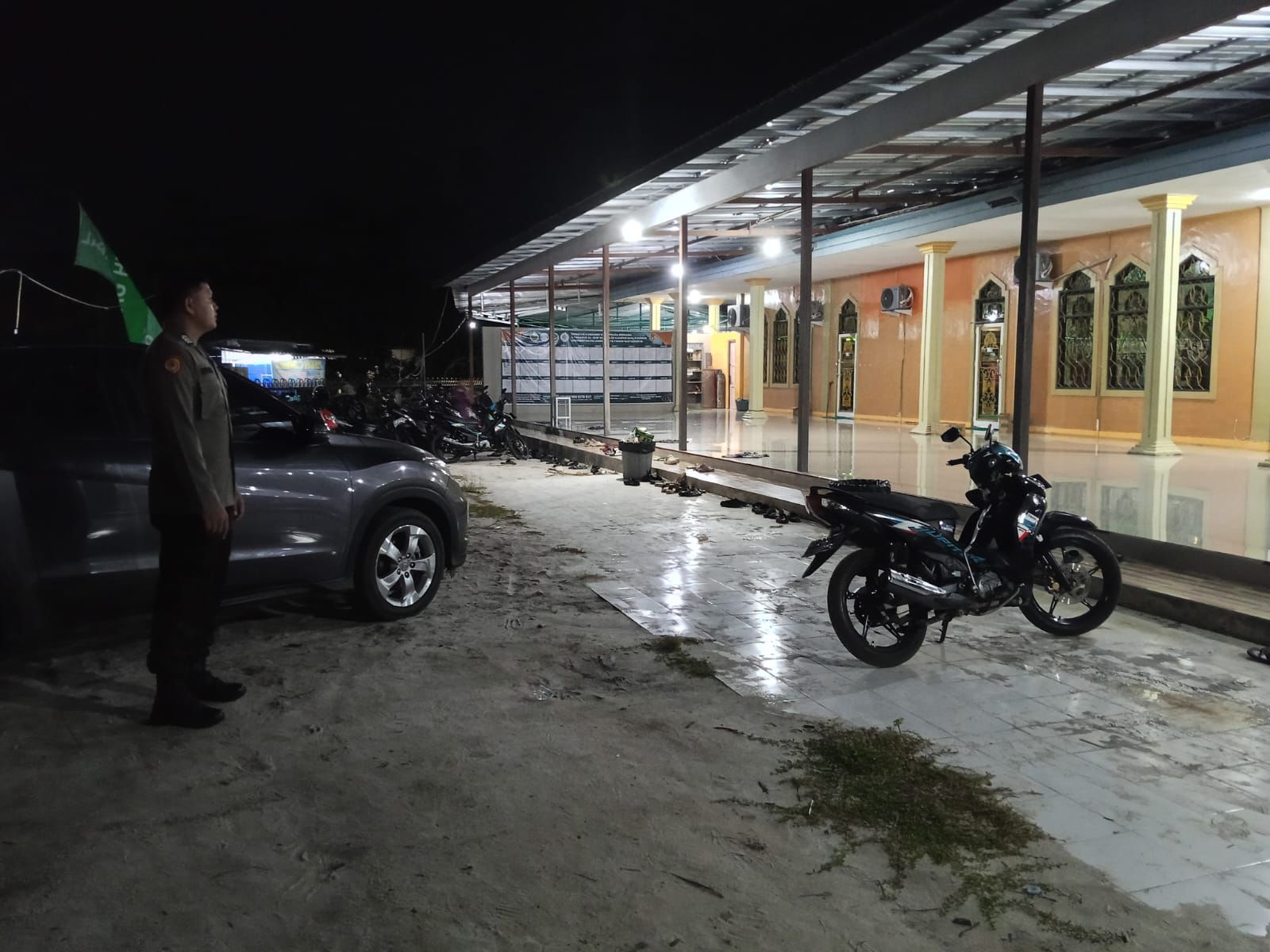 Personel Polresta Palangka Raya Amankan Salat Tarawih di Masjid Salahuddin