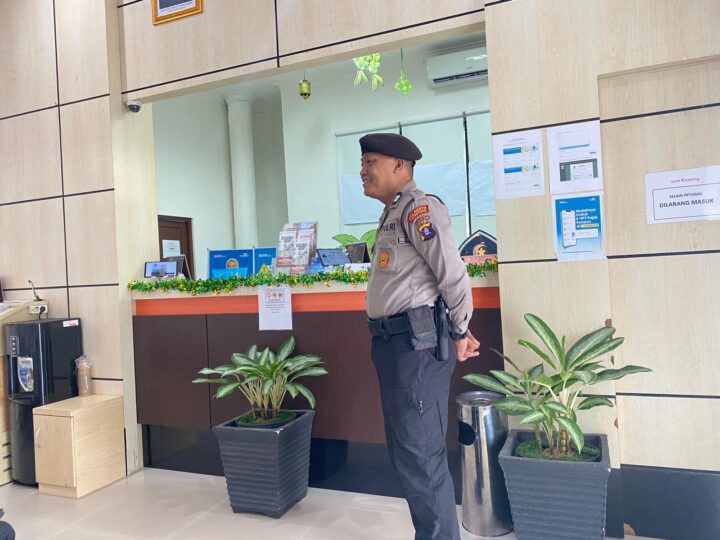 Berikan Rasa Aman, Satpamobvit Polresta Palangka Raya Pantau Aktivitas Nasabah Bank